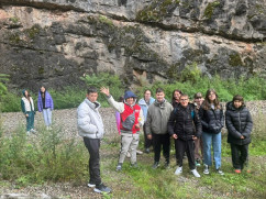 Elevi orădeni, în vizită la obiectivele turistice din județ - Drumeție în artă și natură