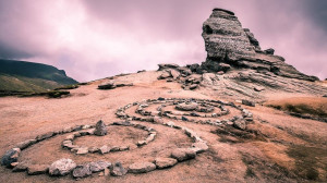 Peste jumătate dintre români cred în locuri „încărcate energetic