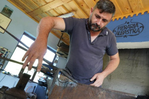 Povestea unuia dintre puținii fierari ai Sibiului - Bate fierul până-i cald