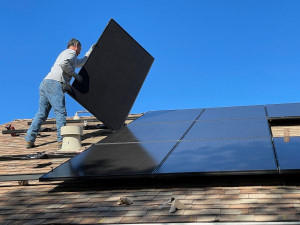 Primăriile și universitățile primesc finanțare pentru instalarea de panouri fotovoltaice - Investiţii publice verzi