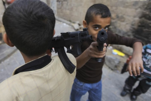 Europol destructurează rețele care recrutau minori pentru asasinate - Copii antrenați pentru crime