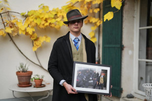 Cine e tânărul misterios din fotografia care a ajuns virală după jaful de la Luvru - Fedora Man