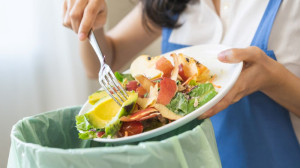 România aruncă 2,5 milioane de tone de mâncare pe an - Campioni la risipa alimentară