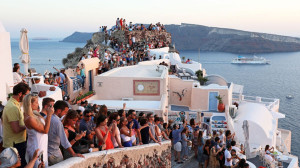 Santorini se umple de turiști, în timp ce localnicii cer o limitare a accesului - Sufocaţi de turismul excesiv