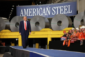 Președintele Trump crește la 50% taxele vamale pe oțel și aluminiu de import - Un nou șoc economic