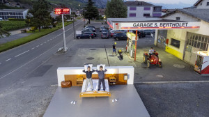 Doi gemeni elveţieni pun turiştii pe gânduri - Hotel de zero stele